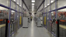 Paint booth cleanroom between spraybooths